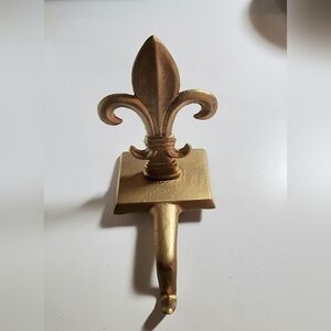 Lillian Vernon gold metal stocking holder